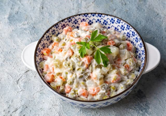 Co do sałatki warzywnej? Sprawdzone składniki i przepisy na smaki