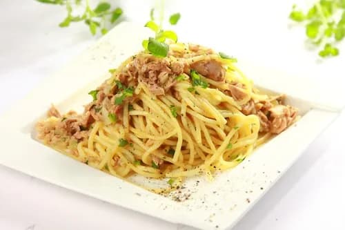 Szybkie spaghetti z tuńczykiem i kaparami – pyszny przepis na obiad