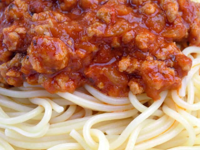 Szybkie spaghetti z pomidorami z puszki i mięsem mielonym na kolację