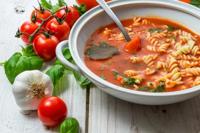 Ile kalorii ma zupa pomidorowa z makaronem? Zaskakujące wartości!