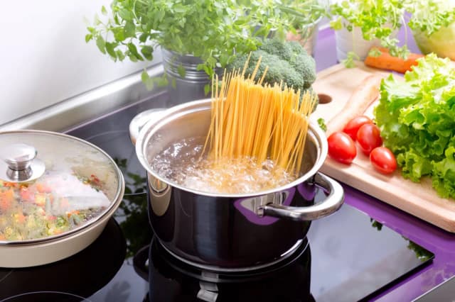 Ile makaronu spaghetti na 2 osoby, aby nie przepłacić za jedzenie?