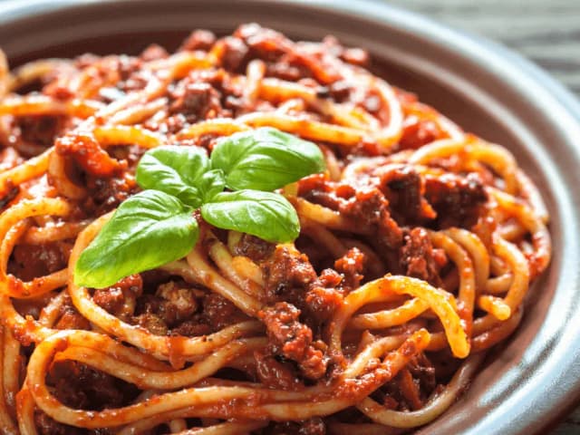 Spaghetti bolognese składniki: poznaj sekrety idealnego sosu