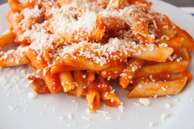 Szybki przepis na makaron penne z pomidorami, który zachwyci smakiem