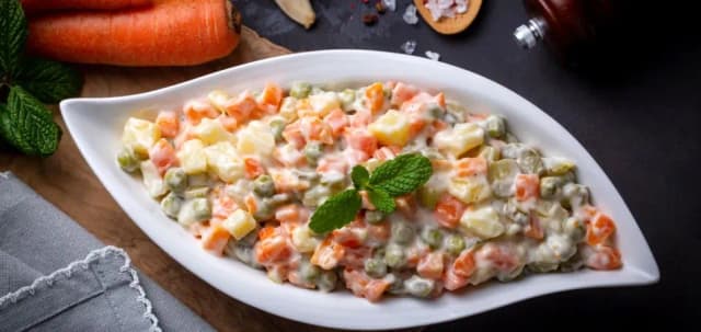 Ile kcal ma sałatka jarzynowa? Sprawdź, co wpływa na kaloryczność