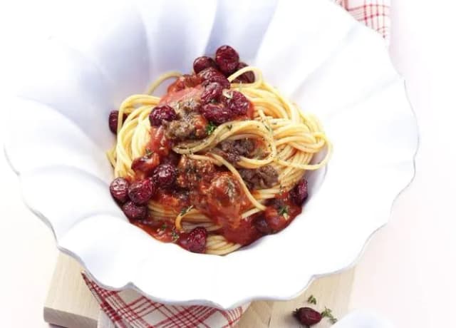 Aromatyczne spaghetti z winem: przepis na wyjątkowy sos do makaronu