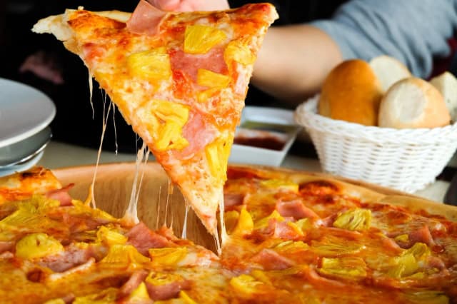Czy pizza hawajska to pizza? Kontrowersje i kulinarne opinie