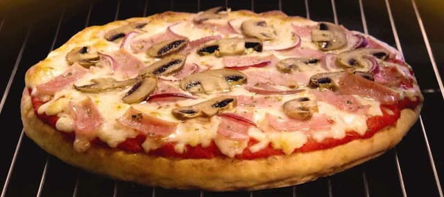 Jak idealnie piec pizzę Dr. Oetker - temperatura i czas pieczenia