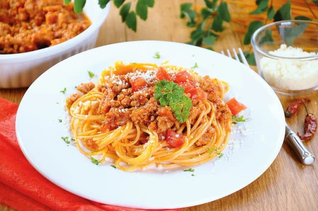 Ile kcal ma spaghetti bolognese z makaronem? Sprawdź kaloryczność!