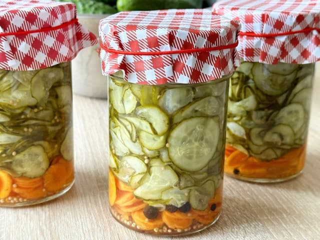 Jak się robi sałatkę szwedzką – prosty przepis na smaczną sałatkę