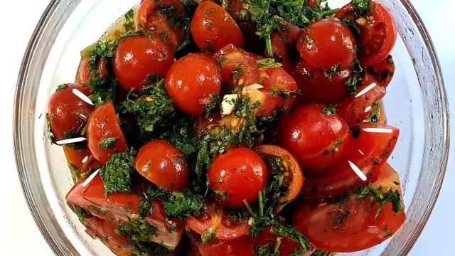 Jak pokroić pomidora do sałatki - proste metody na idealne plasterki