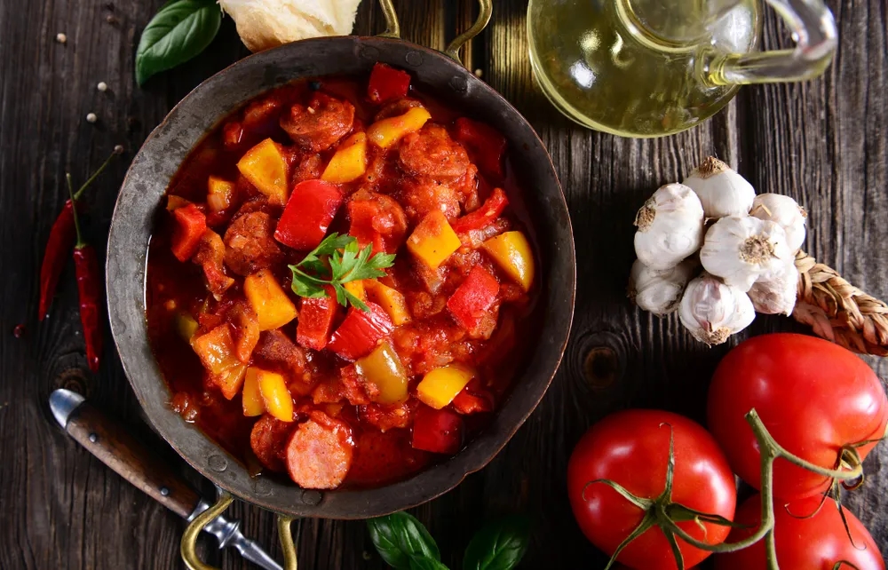 Szybkie i tanie pomysły na obiad z kiełbasy, które zaskoczą smakami