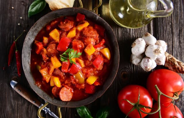 Szybkie i tanie pomysły na obiad z kiełbasy, które zaskoczą smakami