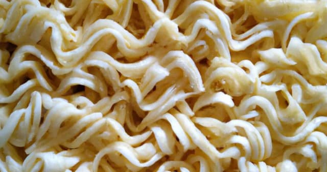 Ile kcal ma makaron z zupki chińskiej? Odkryj zaskakujące wartości!