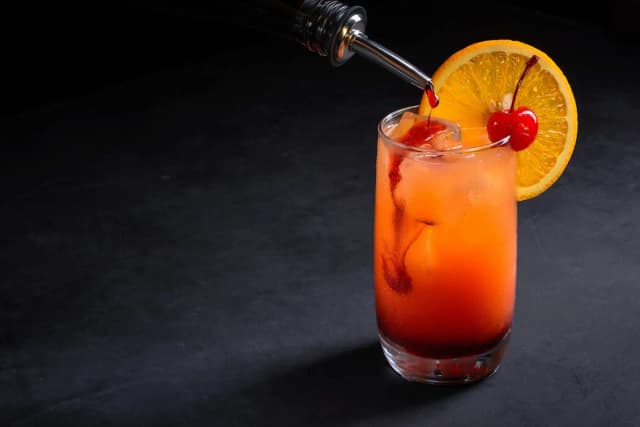 Najlepsze drinki z grenadiną, które zachwycą Twoich gości latem