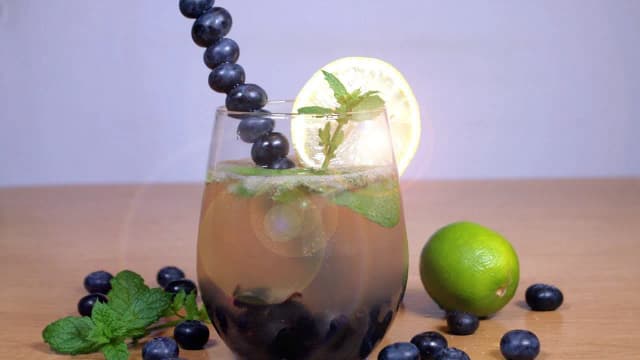 Najlepsze drinki z borówkami, które orzeźwią każdego miłośnika owoców