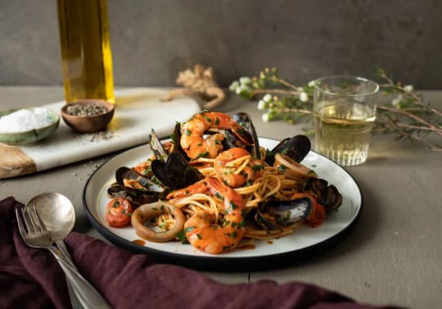 Spaghetti z owocami morza: odkryj smaki, które zachwycają podniebienie