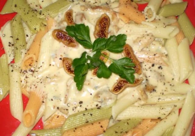 Penne z sosem serowym – prosty przepis na pyszne danie, które zachwyca